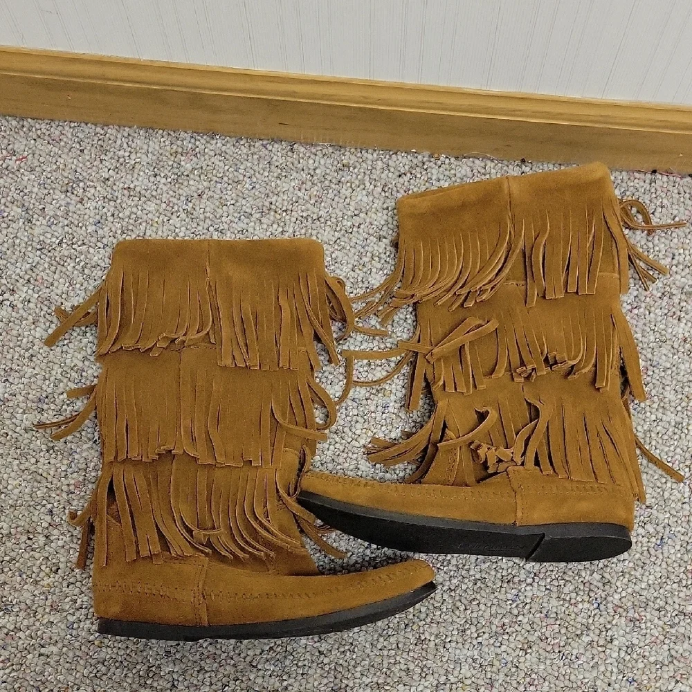Minnetonka Brown 3 Tier Fringe Suede Boots, Women's 6 Hippie Boho Festival